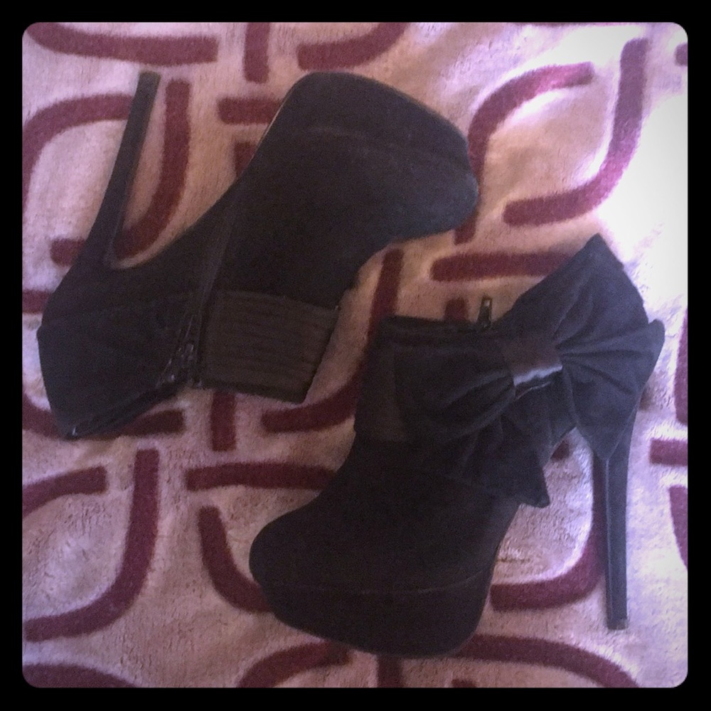 Black velvet Bakers heels
